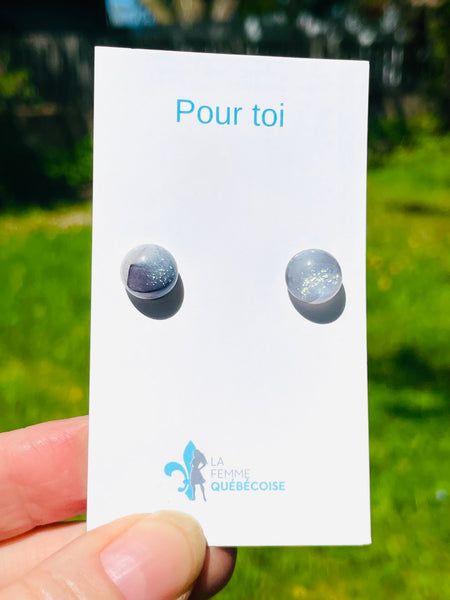 Boucles d’oreilles blanches et fumée grise