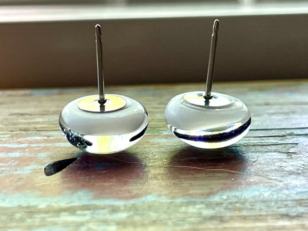 Boucles d’oreilles blanche et lignes noires