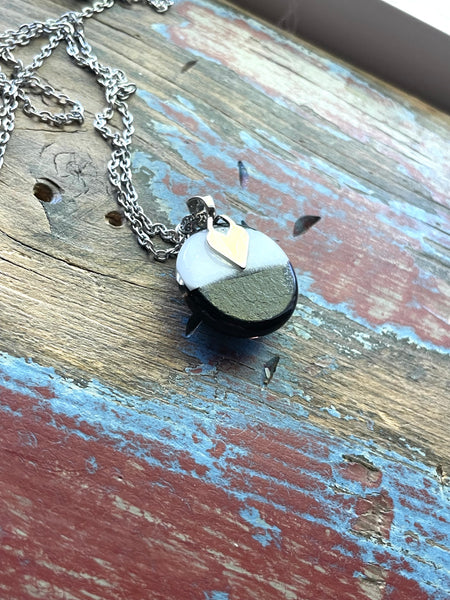 Pendentif noir et blanc