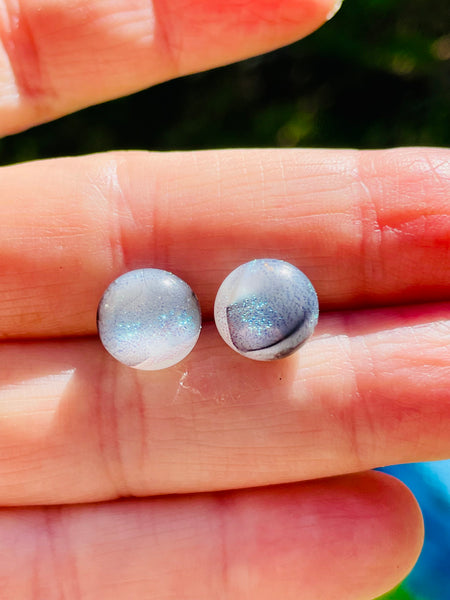 Boucles d’oreilles blanches et fumée grise