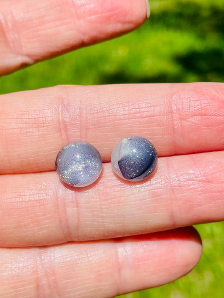 Boucles d’oreilles blanches et fumée grise
