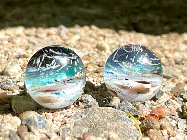 Boucles d’oreilles moitié-moitié bleu/ blanc brun