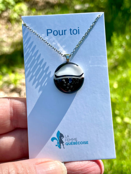 Pendentif noir et blanc