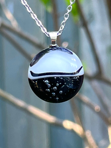 Pendentif noir et blanc