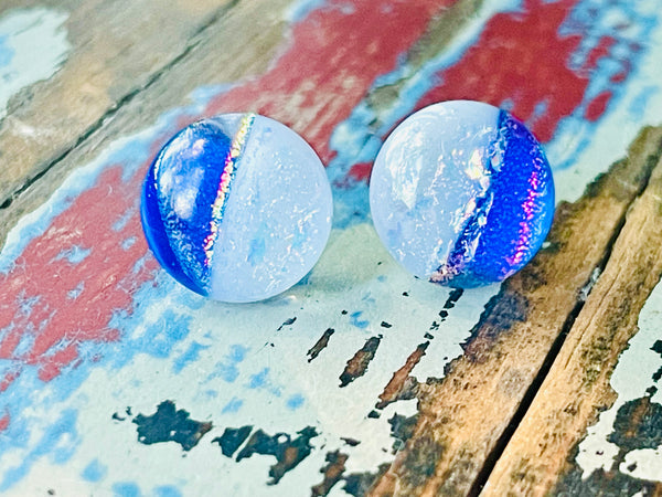 Bleu royal et blanc argenté