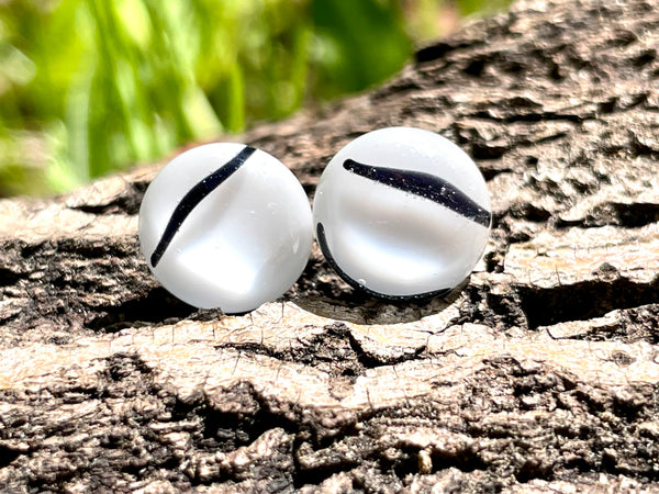 Boucles d’oreilles blanche et lignes noires