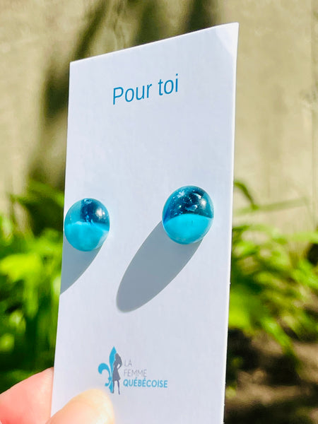 Boucles d’oreilles moitié-moitié Bleu Aqua et son transparence