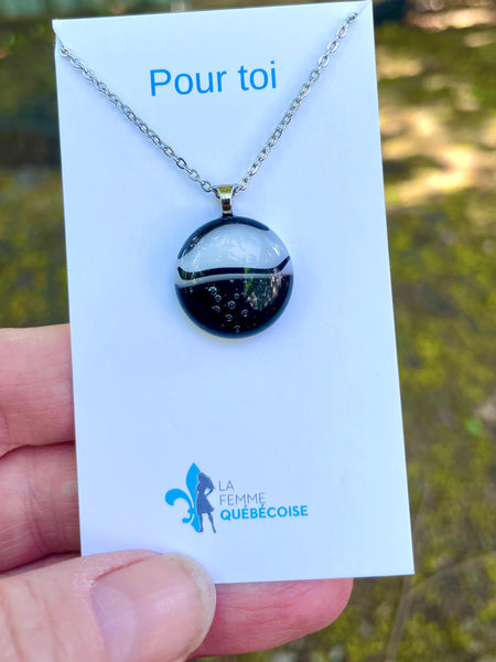 Pendentif noir et blanc