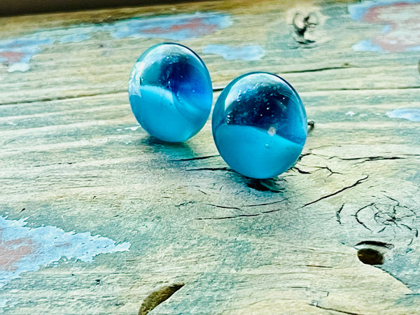 Boucles d’oreilles moitié-moitié Bleu Aqua et son transparence