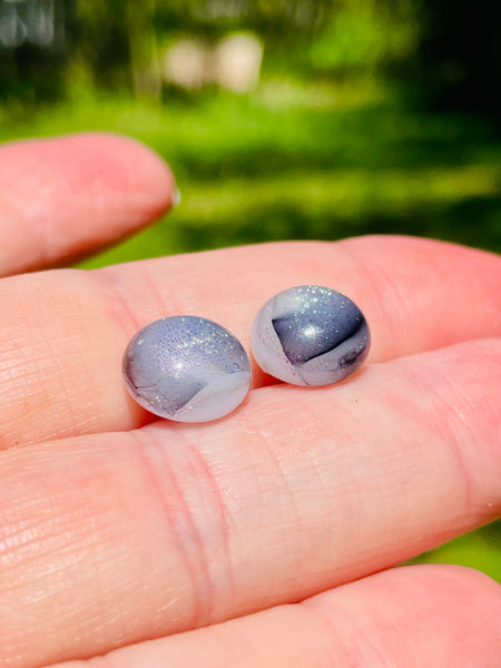 Boucles d’oreilles blanches et fumée grise