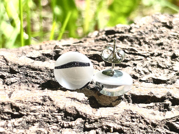 Boucles d’oreilles blanche et lignes noires