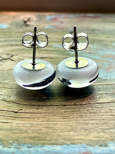 Boucles d’oreilles blanches et fumée grise