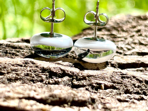 Boucles d’oreilles blanche et lignes noires