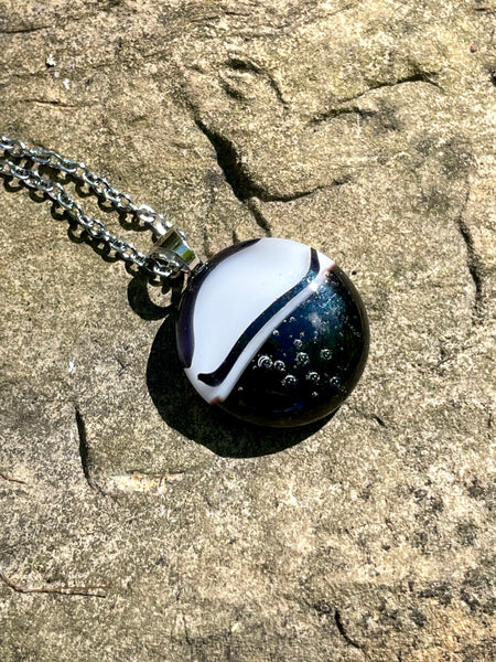Pendentif noir et blanc