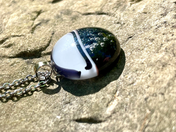 Pendentif noir et blanc