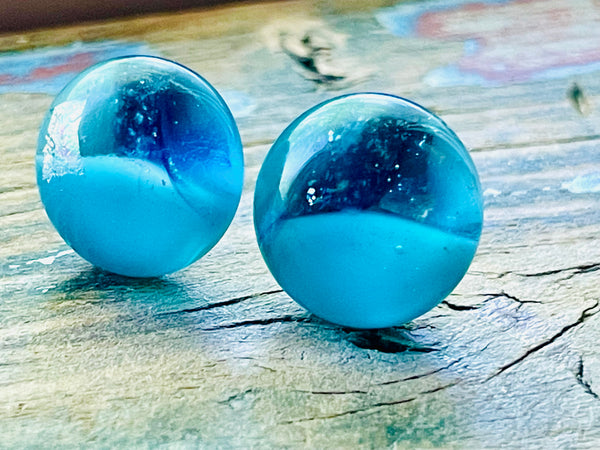 Boucles d’oreilles moitié-moitié Bleu Aqua et son transparence
