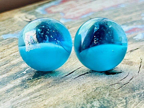 Boucles d’oreilles moitié-moitié Bleu Aqua et son transparence
