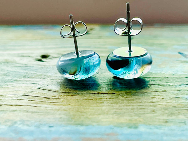 Boucles d’oreilles moitié-moitié bleu/ blanc brun