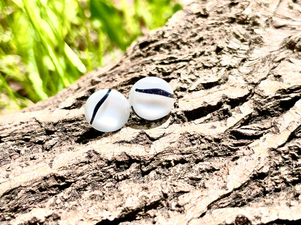 Boucles d’oreilles blanche et lignes noires