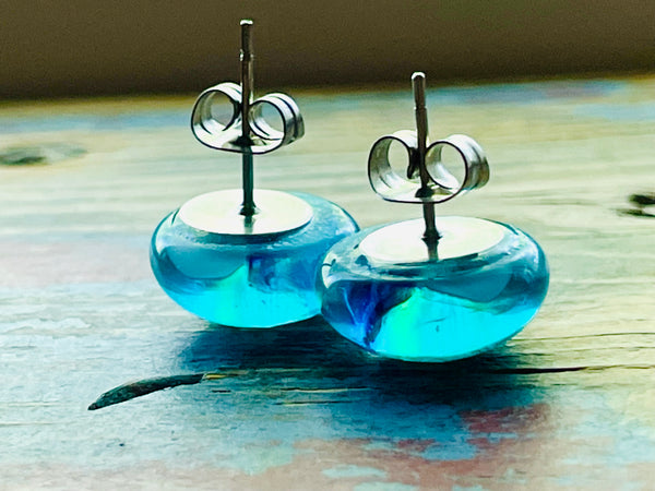 Boucles d’oreilles moitié-moitié Bleu Aqua et son transparence