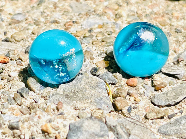 Boucles d’oreilles moitié-moitié Bleu Aqua et son transparence