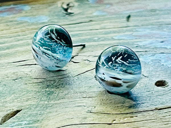 Boucles d’oreilles moitié-moitié bleu/ blanc brun