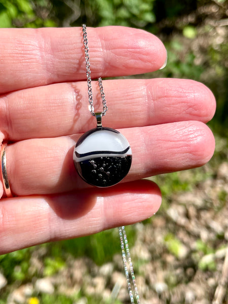 Pendentif noir et blanc