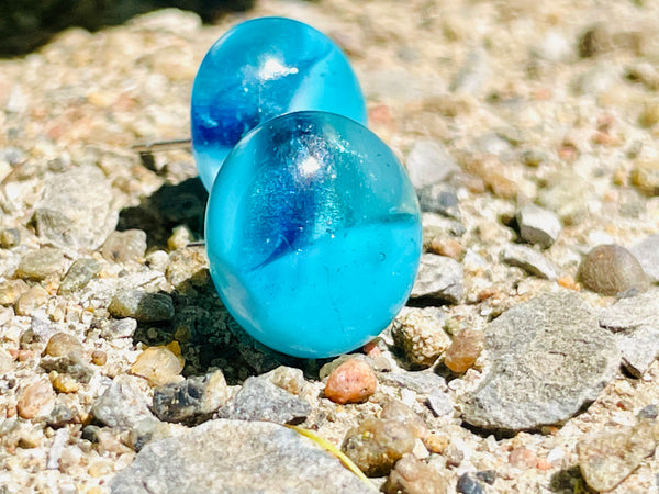 Boucles d’oreilles moitié-moitié Bleu Aqua et son transparence
