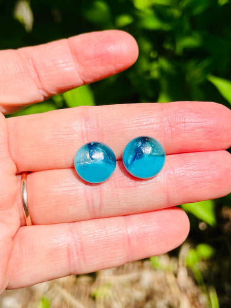 Boucles d’oreilles moitié-moitié Bleu Aqua et son transparence