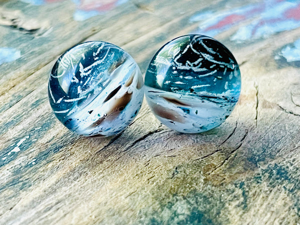 Boucles d’oreilles moitié-moitié bleu/ blanc brun