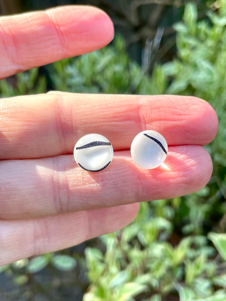 Boucles d’oreilles blanche et lignes noires