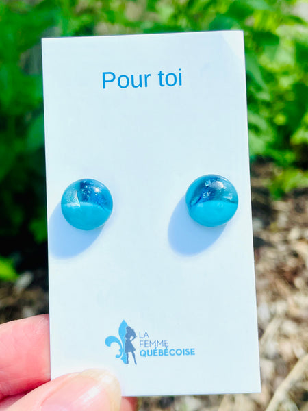 Boucles d’oreilles moitié-moitié Bleu Aqua et son transparence