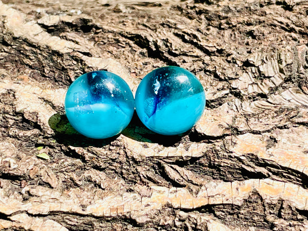 Boucles d’oreilles moitié-moitié Bleu Aqua et son transparence