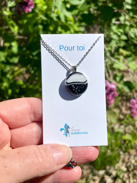 Pendentif noir et blanc