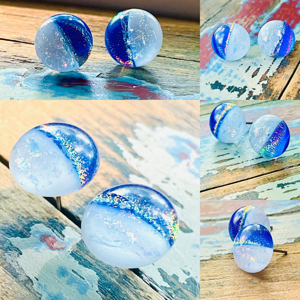 Bleu royal et blanc argenté