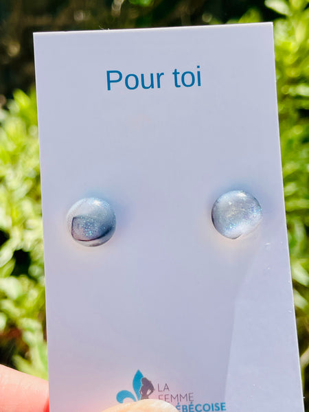 Boucles d’oreilles blanches et fumée grise