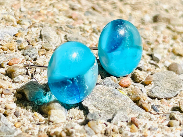 Boucles d’oreilles moitié-moitié Bleu Aqua et son transparence